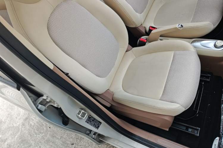 Used Wuling Hongguang MINIEV 2025 Four-Door Version Advanced Edition Right Front Seat