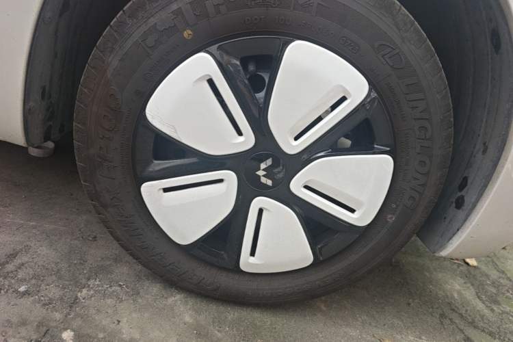 Used Wuling Hongguang MINIEV 2025 Four-Door Version Advanced Edition Right Front Wheel Hub