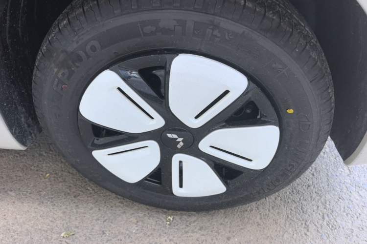 Used Wuling Hongguang MINIEV 2025 Four-Door Version Advanced Edition Right Front Wheel Hub