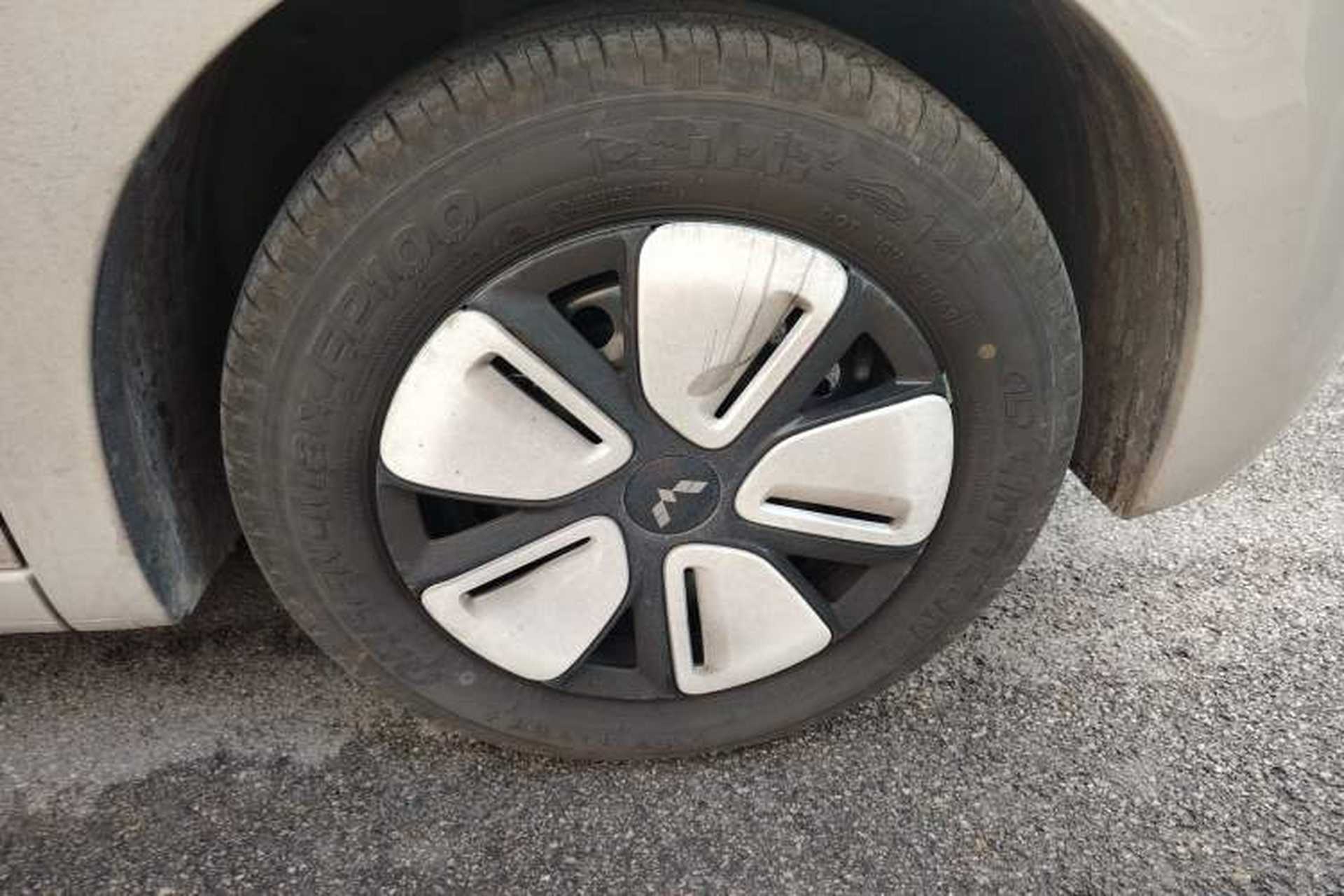 Used Wuling Hongguang MINIEV 2025 Four-Door Version Advanced Edition Right Front Wheel Hub