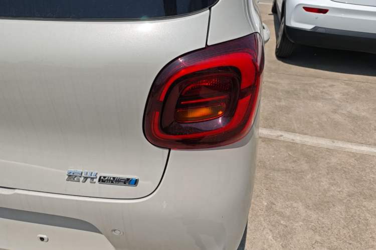 Used Wuling Hongguang MINIEV 2025 Four-Door Version Advanced Edition Right Rear Taillight