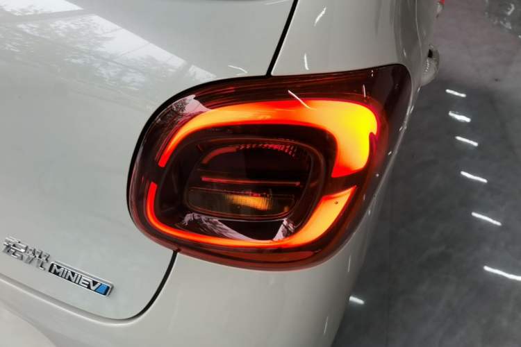 Used Wuling Hongguang MINIEV 2025 Four-Door Version Advanced Edition Right Rear Taillight