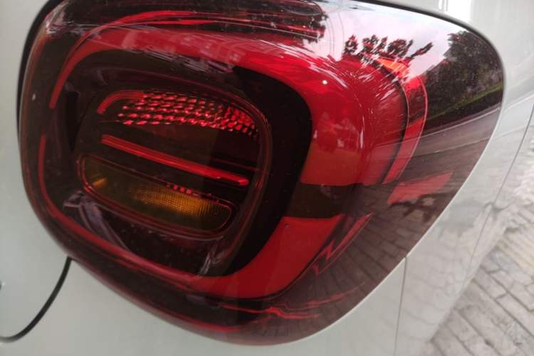 Used Wuling Hongguang MINIEV 2025 Four-Door Version Advanced Edition Right Rear Taillight