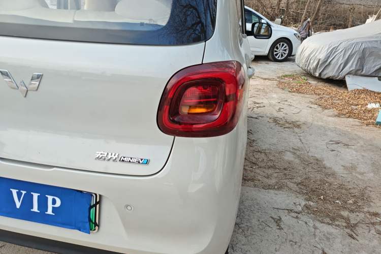 Used Wuling Hongguang MINIEV 2025 Four-Door Version Advanced Edition Right Rear Taillight
