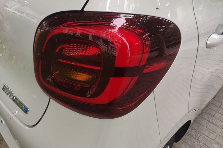 Used Wuling Hongguang MINIEV 2025 Four-Door Version Advanced Edition Right Rear Taillight