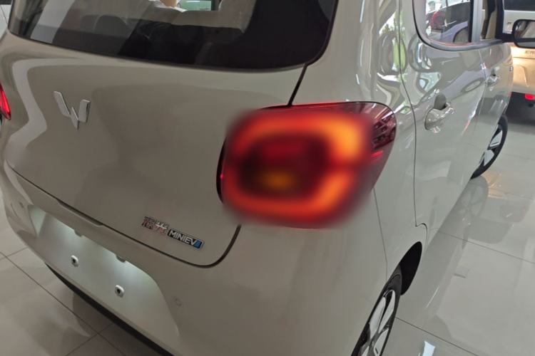 Used Wuling Hongguang MINIEV 2025 Four-Door Version Advanced Edition Right Rear Taillight