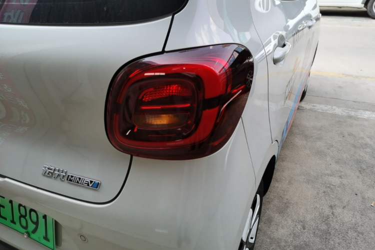 Used Wuling Hongguang MINIEV 2025 Four-Door Version Advanced Edition Right Rear Taillight