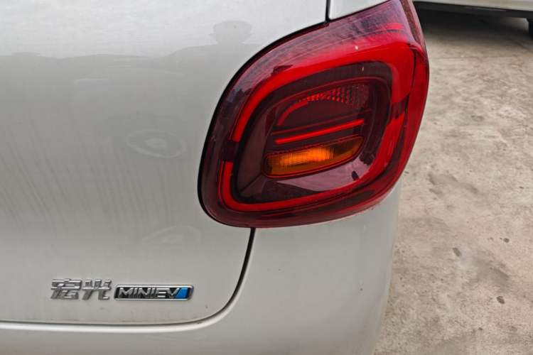 Used Wuling Hongguang MINIEV 2025 Four-Door Version Advanced Edition Right Rear Taillight