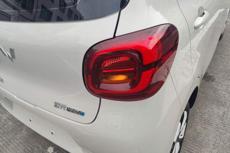 Used Wuling Hongguang MINIEV 2025 Four-Door Version Advanced Edition Right Rear Taillight