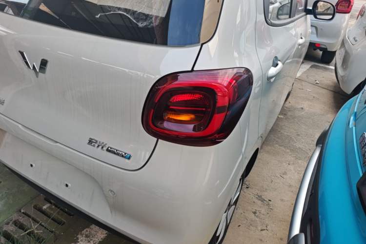 Used Wuling Hongguang MINIEV 2025 Four-Door Version Advanced Edition Right Rear Taillight