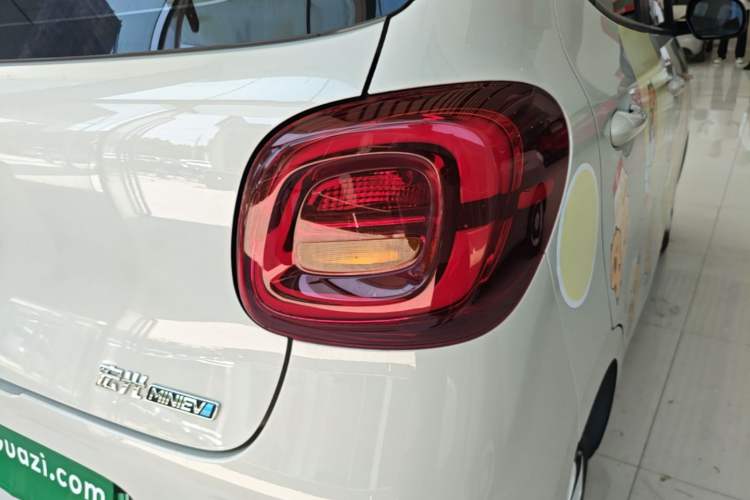 Used Wuling Hongguang MINIEV 2025 Four-Door Version Advanced Edition Right Rear Taillight