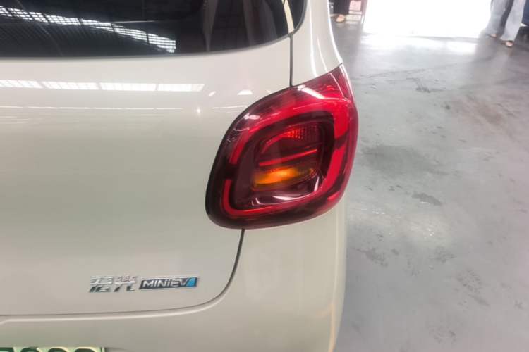 Used Wuling Hongguang MINIEV 2025 Four-Door Version Advanced Edition Right Rear Taillight