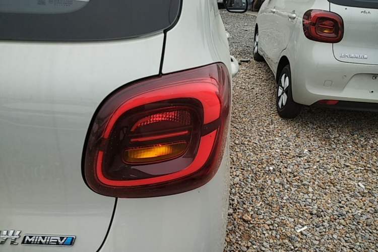 Used Wuling Hongguang MINIEV 2025 Four-Door Version Advanced Edition Right Rear Taillight