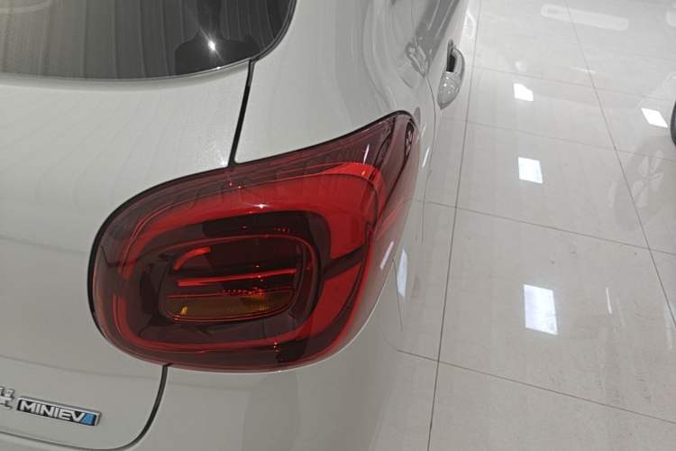 Used Wuling Hongguang MINIEV 2025 Four-Door Version Advanced Edition Right Rear Taillight