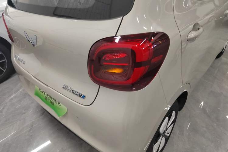 Used Wuling Hongguang MINIEV 2025 Four-Door Version Advanced Edition Right Rear Taillight