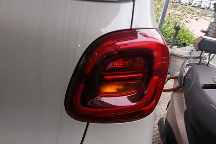 Used Wuling Hongguang MINIEV 2025 Four-Door Version Advanced Edition Right Rear Taillight