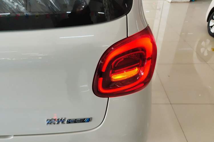 Used Wuling Hongguang MINIEV 2025 Four-Door Version Advanced Edition Right Rear Taillight