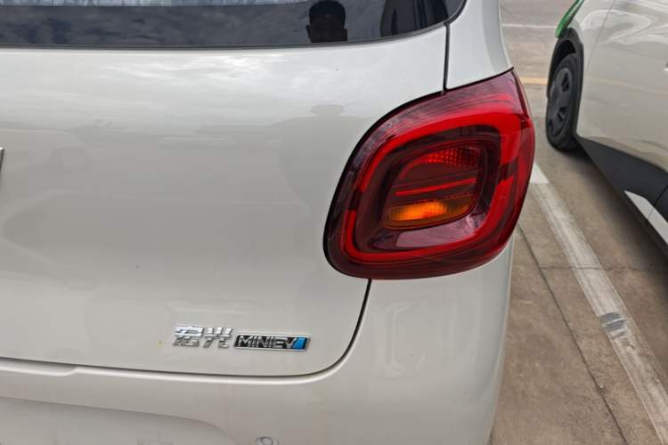 Used Wuling Hongguang MINIEV 2025 Four-Door Version Advanced Edition Right Rear Taillight
