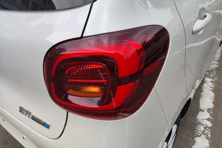 Used Wuling Hongguang MINIEV 2025 Four-Door Version Advanced Edition Right Rear Taillight
