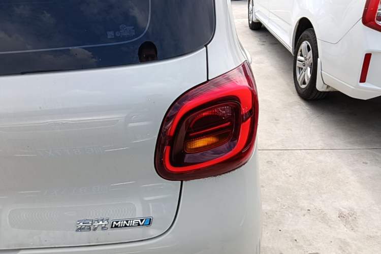 Used Wuling Hongguang MINIEV 2025 Four-Door Version Advanced Edition Right Rear Taillight