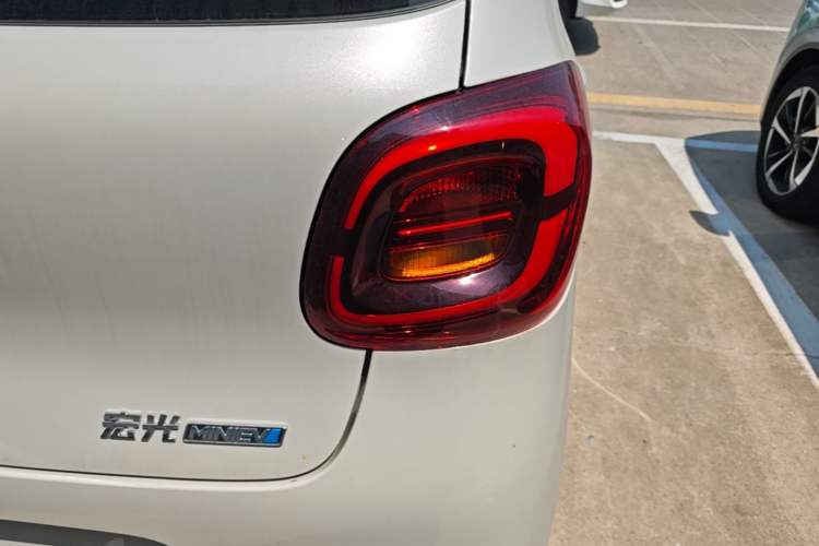 Used Wuling Hongguang MINIEV 2025 Four-Door Version Advanced Edition Right Rear Taillight