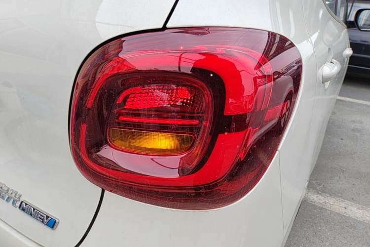 Used Wuling Hongguang MINIEV 2025 Four-Door Version Advanced Edition Right Rear Taillight