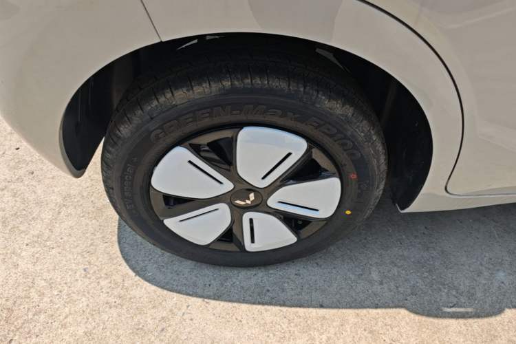 Used Wuling Hongguang MINIEV 2025 Four-Door Version Advanced Edition Right Rear Wheel Hub