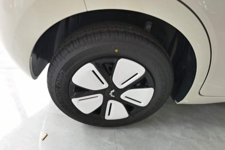 Used Wuling Hongguang MINIEV 2025 Four-Door Version Advanced Edition Right Rear Wheel Hub