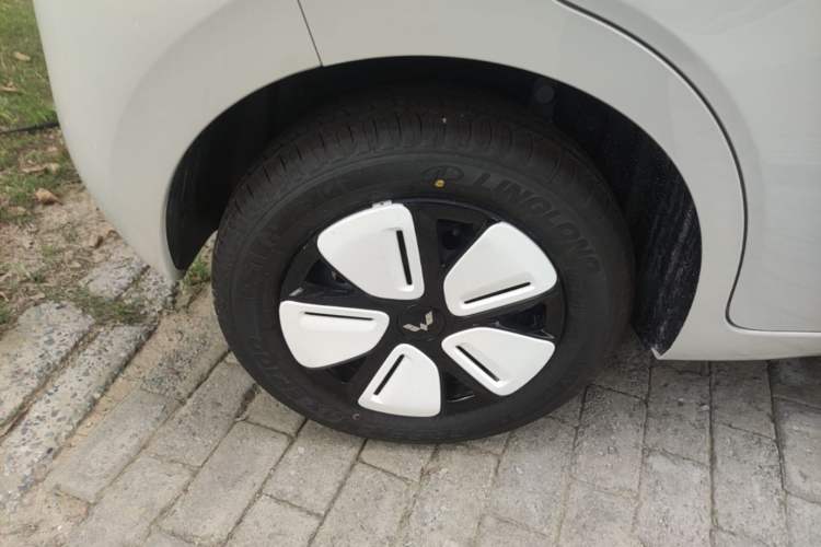 Used Wuling Hongguang MINIEV 2025 Four-Door Version Advanced Edition Right Rear Wheel Hub