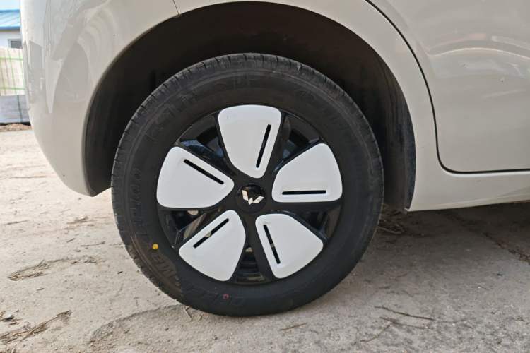 Used Wuling Hongguang MINIEV 2025 Four-Door Version Advanced Edition Right Rear Wheel Hub