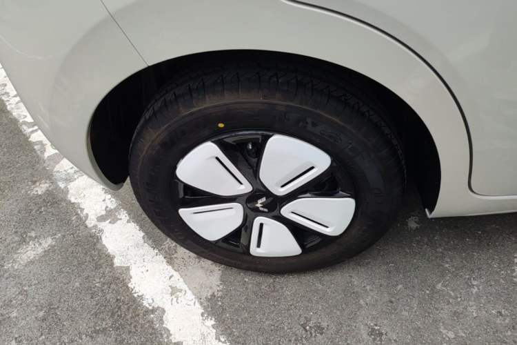 Used Wuling Hongguang MINIEV 2025 Four-Door Version Zhenxiang+ Edition Right Rear Wheel Hub