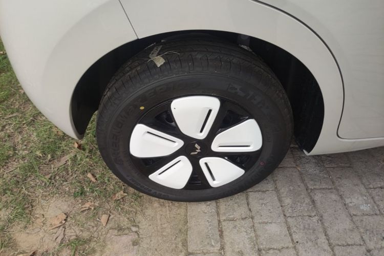 Used Wuling Hongguang MINIEV 2025 Four-Door Version Advanced Edition Right Rear Wheel Hub