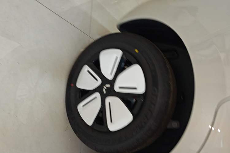Used Wuling Hongguang MINIEV 2025 Four-Door Version Advanced Edition Right Rear Wheel Hub