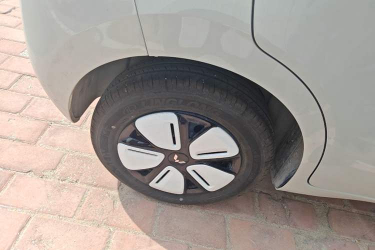 Used Wuling Hongguang MINIEV 2025 Four-Door Version Advanced Edition Right Rear Wheel Hub
