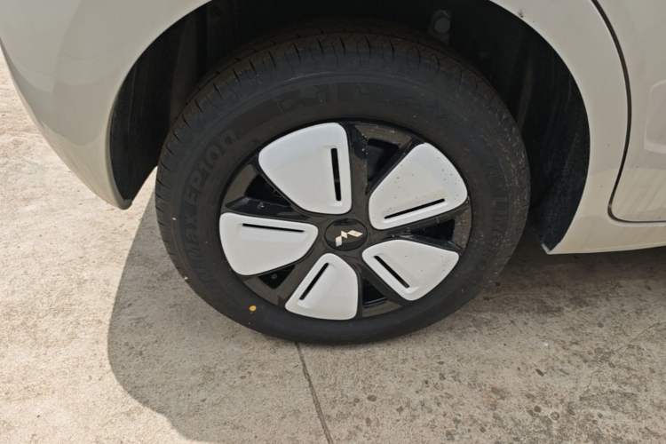 Used Wuling Hongguang MINIEV 2025 Four-Door Version Advanced Edition Right Rear Wheel Hub