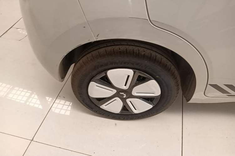 Used Wuling Hongguang MINIEV 2025 Four-Door Version Advanced Edition Right Rear Wheel Hub