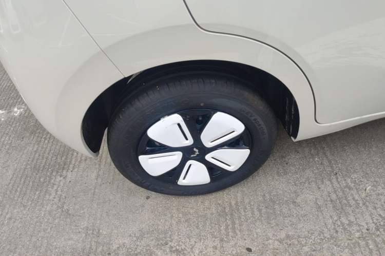 Used Wuling Hongguang MINIEV 2025 Four-Door Version Advanced Edition Right Rear Wheel Hub