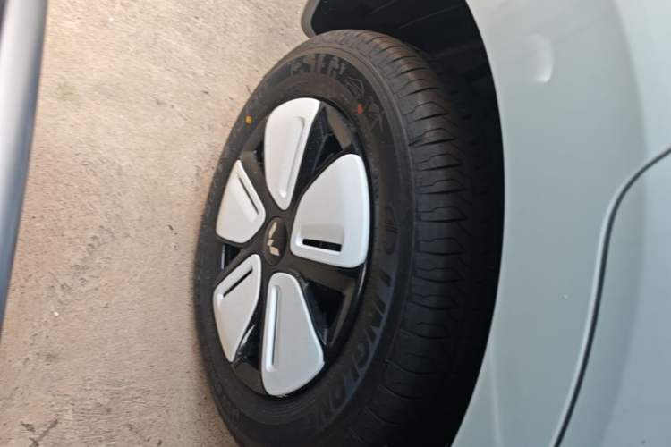 Used Wuling Hongguang MINIEV 2025 Four-Door Version Advanced Edition Right Rear Wheel Hub