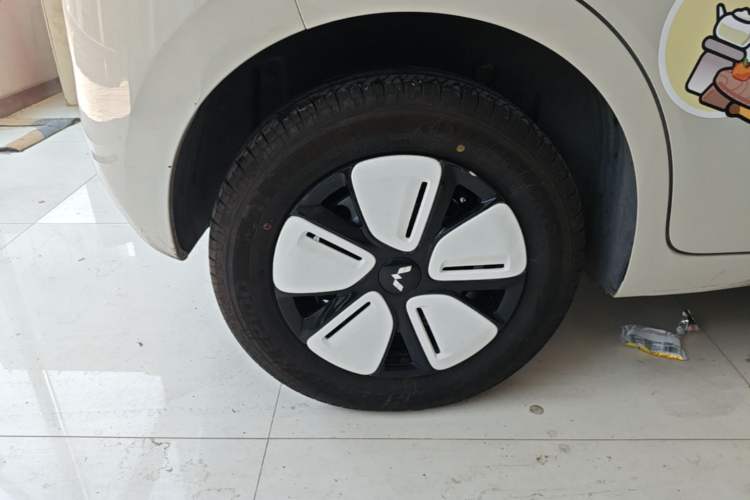 Used Wuling Hongguang MINIEV 2025 Four-Door Version Advanced Edition Right Rear Wheel Hub
