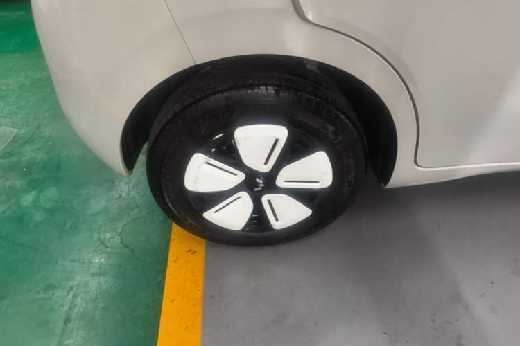 Used Wuling Hongguang MINIEV 2025 Four-Door Version Advanced Edition Right Rear Wheel Hub