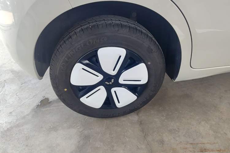 Used Wuling Hongguang MINIEV 2025 Four-Door Version Advanced Edition Right Rear Wheel Hub