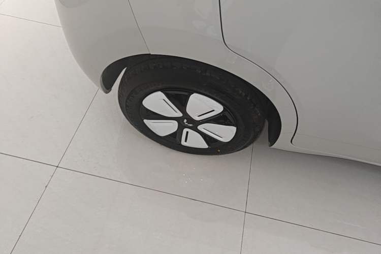 Used Wuling Hongguang MINIEV 2025 Four-Door Version Advanced Edition Right Rear Wheel Hub