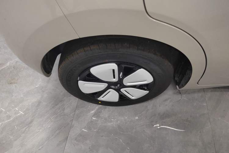 Used Wuling Hongguang MINIEV 2025 Four-Door Version Advanced Edition Right Rear Wheel Hub