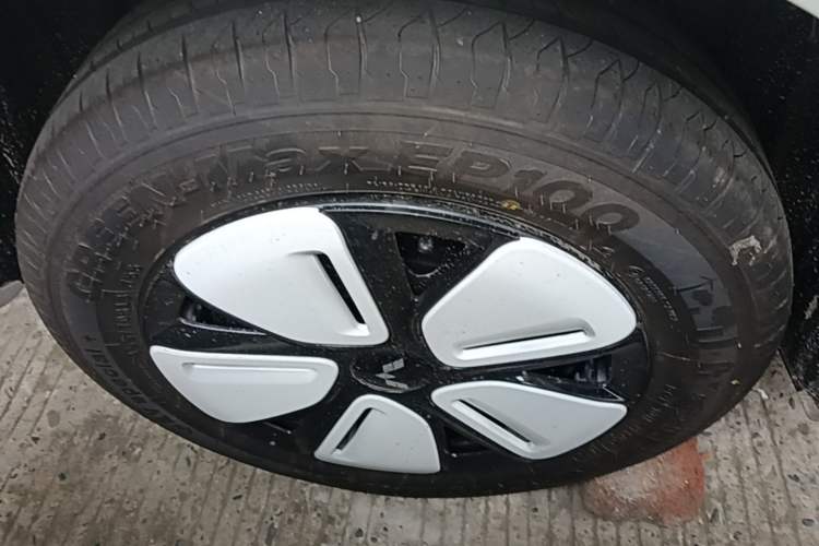 Used Wuling Hongguang MINIEV 2025 Four-Door Version Advanced Edition Right Rear Wheel Hub