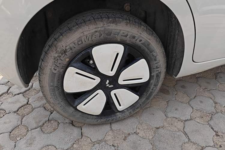 Used Wuling Hongguang MINIEV 2025 Four-Door Version Premium Edition Right Rear Wheel Hub