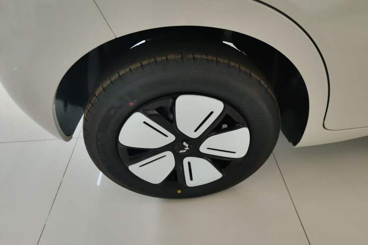 Used Wuling Hongguang MINIEV 2025 Four-Door Version Advanced Edition Right Rear Wheel Hub