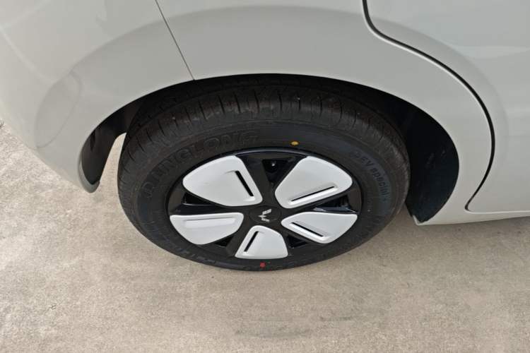 Used Wuling Hongguang MINIEV 2025 Four-Door Version Advanced Edition Right Rear Wheel Hub