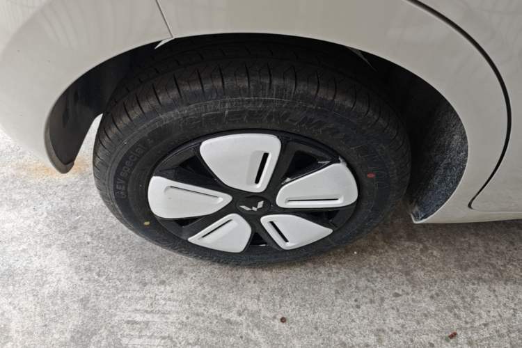 Used Wuling Hongguang MINIEV 2025 Four-Door Version Advanced Edition Right Rear Wheel Hub