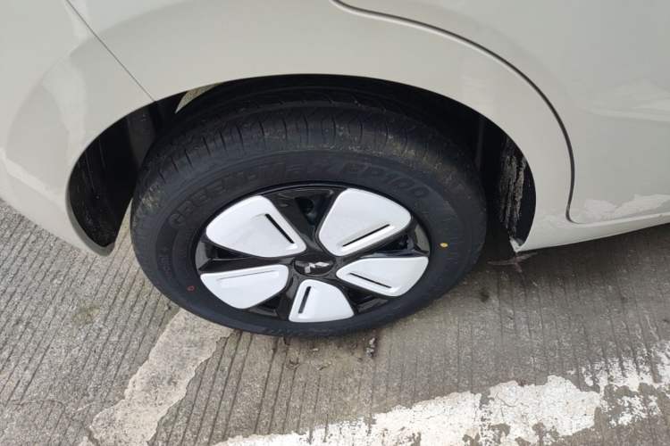 Used Wuling Hongguang MINIEV 2025 Four-Door Version Advanced Edition Right Rear Wheel Hub