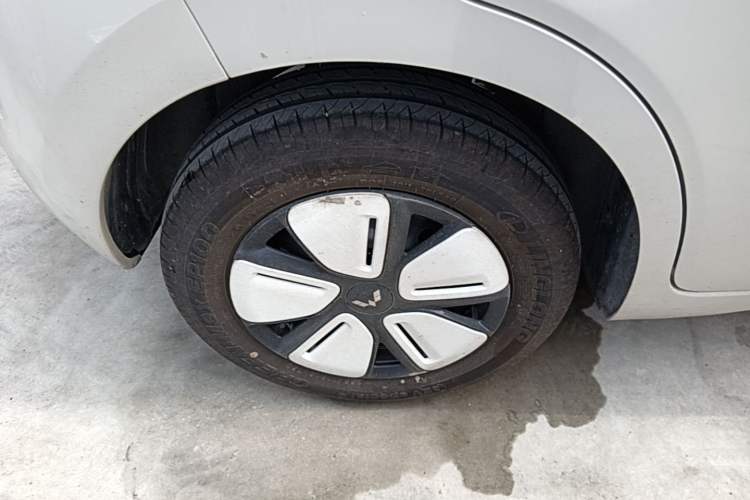 Used Wuling Hongguang MINIEV 2025 Four-Door Version Advanced Edition Right Rear Wheel Hub
